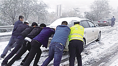 兰州：雪天路难行 交警保畅通（图）