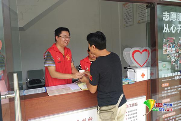 爱心 贴心 暖心:米易青年志愿者强化三个心 服务