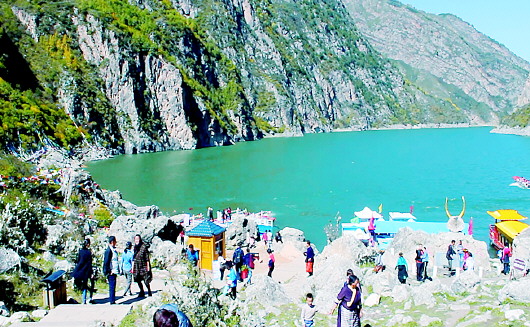 "十一"期间 甘南临潭县外来游客大幅增加 旅游景区景点人气高涨