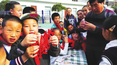 兰州城关区平凉路小学举办传承纸文化非物质遗产活动（图）