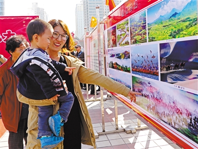 “聚焦甘肃”大型图片展亮相兰州东方红广场（图）