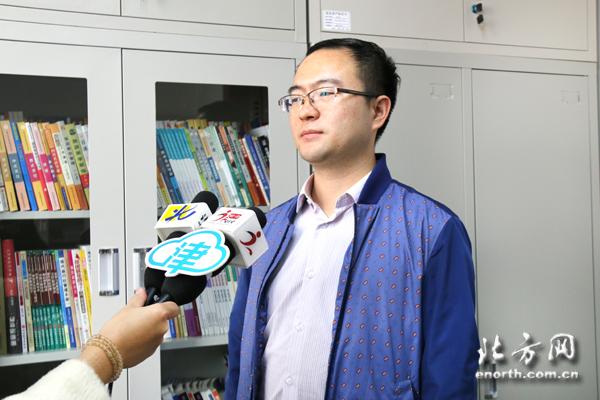 天津首批电子导游证上岗 扫码即知导游信息