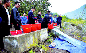 甘南舟曲大立节水电站在电站库区举行首次增殖放流活动