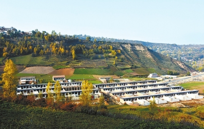 临夏州积石山县中咀岭乡庙岭村易地搬迁项目点初具规模