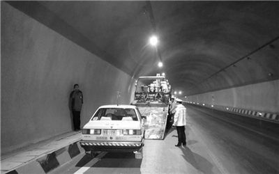 轿车隧道抛锚 兰州安宁交警迅速处置现场（图）