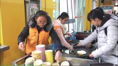 记者探访甘肃省首家“智慧餐厅”  学生当“经理”实现自主管理（图）