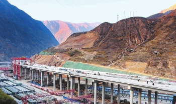 越沟跨河架彩虹 钻山穿岭筑通途——渭源至武都高速公路建设纪实