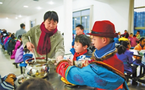 酒泉市肃北县蒙古族学校严把在校学生的伙食质量关