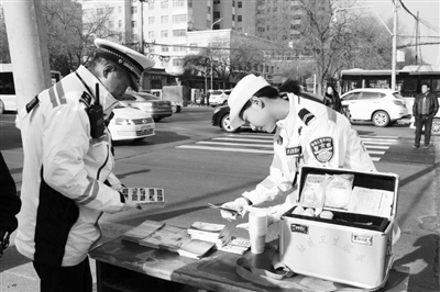 兰州市七里河交警大队开展安全行车宣传活动（图）