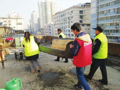 兰州市城关区全面清理整治辖区楼顶屋顶乱堆放乱搭建 “美顶”行动提升城市空间“颜值”