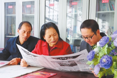 庆阳市西峰区九龙北路社区居民在图书室学习十九大精神