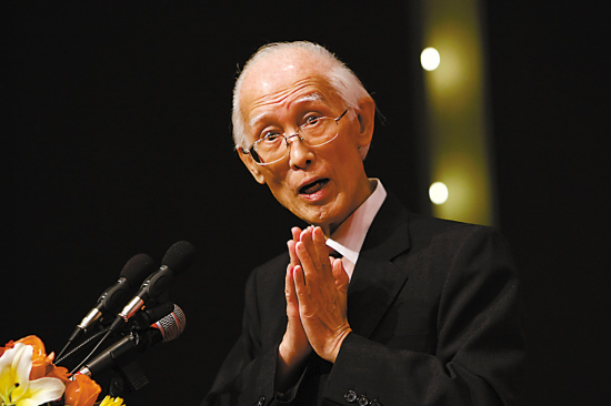 著名诗人余光中病逝 散文集《长长的路 我们慢