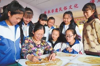 山丹培黎学校老师高云琴为学生传授纸烙画技艺