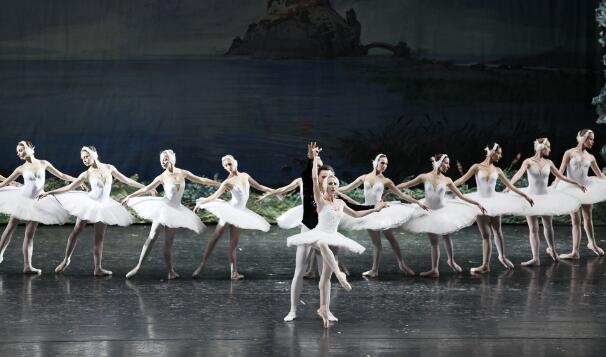  古典芭蕾舞剧《天鹅湖》在酒泉敦煌大剧院首演