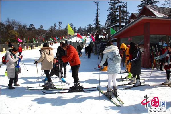 峨眉山滑雪场冰雪奇缘亲子主题乐园免费开放