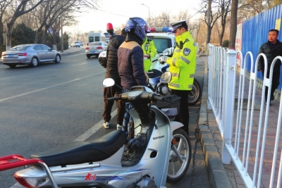 兰州城关交警大队严查摩托车违法行为