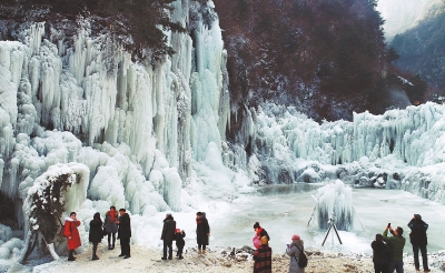 临夏州积石山县大墩峡景区的冰挂景观千姿百态