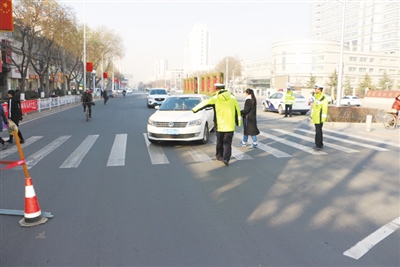 兰州交警集中整治交通违法“五乱现象” 组建“金城快骑”巡逻快处交通事故