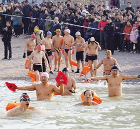 登高健身冬泳兰州人健康迎新年