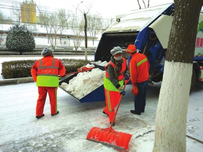 兰州西固区环卫工人扫雪除冰（图）