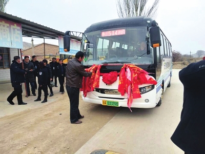 兰州皋兰石洞镇涧沟村首开公交车 村民自发给车辆披红