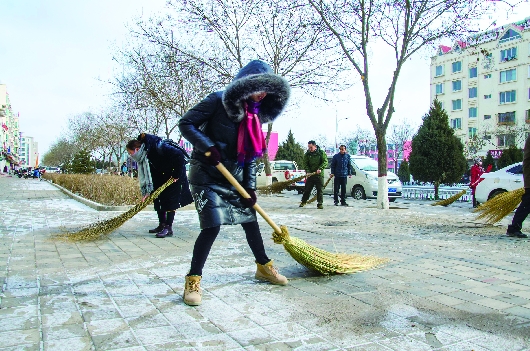 酒泉日报社干部职工清扫积雪（图）