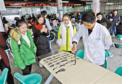 兰州财大食堂有个厨师书法名人 10年来练字不辍学生纷纷求字留念