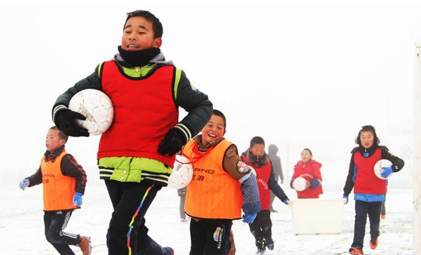 兰州山区小小少年足球队 冰天雪地中点燃“足球梦”(组图)