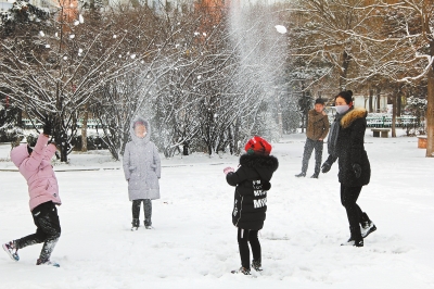 陇中大地普降瑞雪 给孩子们带来玩雪的快乐（图）