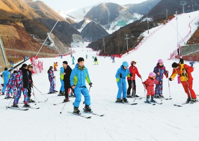 临夏州永靖县凤凰岭滑雪场吸引了众多游客体验乐趣（图）