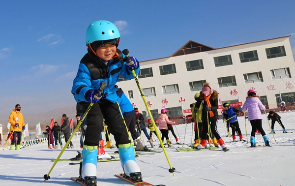 甘肃山丹：大众滑雪催热冬季旅游（图）