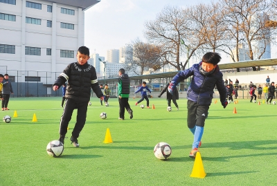 50余名甘肃精英足球队的孩子们正在进行冬季训练
