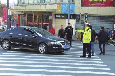 兰州交警曝光第四批机动车驾驶员不礼让斑马线交通违法行为