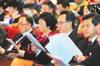 出席甘肃省十三届人大一次会议的代表认真听取《政府工作报告》