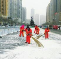 兰州：四天三场雪大家清雪忙