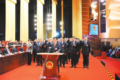 甘肃省十三届人大一次会议新当选人员进行宪法宣誓