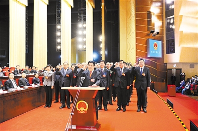 【关注甘肃两会】省十三届人大一次会议 新当选人员进行宪法宣誓