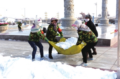 兰州榆中铲冰除雪保平安 群众雪天出行有安全“暖心”之路（图）