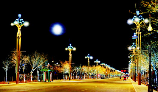 灯光璀璨的酒泉阿克塞县城夜景(图)