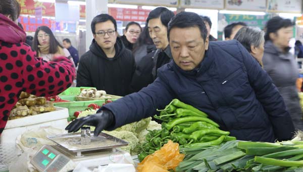 兰州市质监局联合多部门开展春节前农副市场计量监督检查 保证市场秩序公平公正(组图)