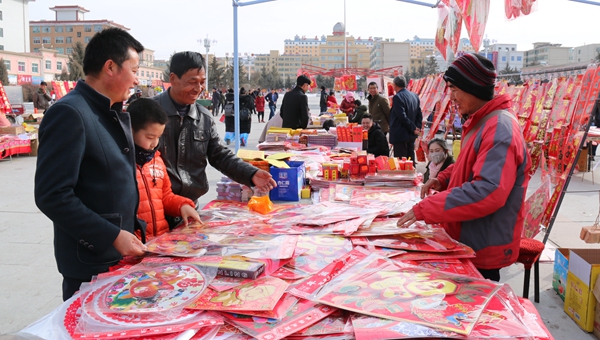 张掖民乐：红红火火办年货