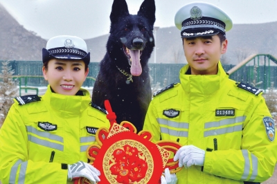 兰州警员携警犬送“福”祝平安（图）