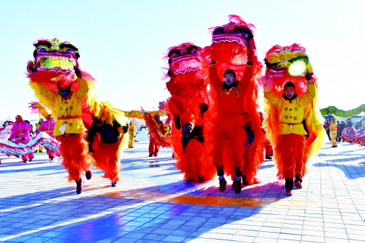 酒泉：雪后初霁湿地美如画 千人徒步看社火迎春（图）