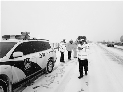 昼夜除雪防滑 兰州公路部门全力保障返程高峰期环兰高速通行安全