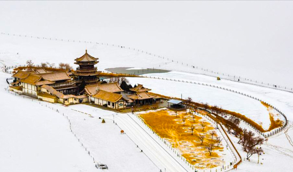 敦煌大漠迎新春瑞雪 鸣沙山月牙泉“盛装”引客