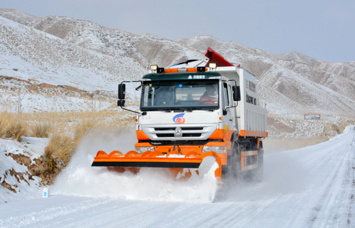 张掖肃南：铲冰除雪保出行