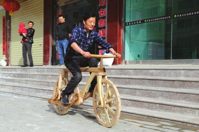 平凉农民发明木头自行车 配件全是木头没有任何铁钉铁链可载200斤成年人