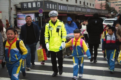 大手拉小手 兰州交警护学岗开学了