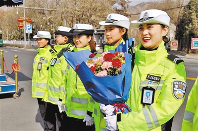 兰州市七里河交警大队为警花送去节日祝福