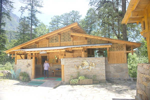原标题:四川发布《旅游景区厕所建设管理服务规范》 近日,四川省旅发委印发了《四川省旅游景区厕所建设管理服务规范》(以下简称《规范》)。据了解,《规范》对科学规划设计、尊重传统习惯、展现地域特色、引导文明用厕等方面有重要指导作用,是各地推进厕所建设的重要参考指南。